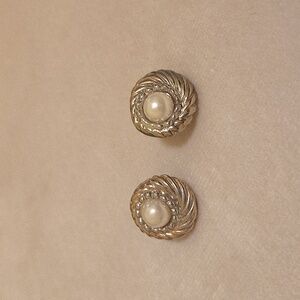 Vintage gold tone in sterling silver fox pearl earrings